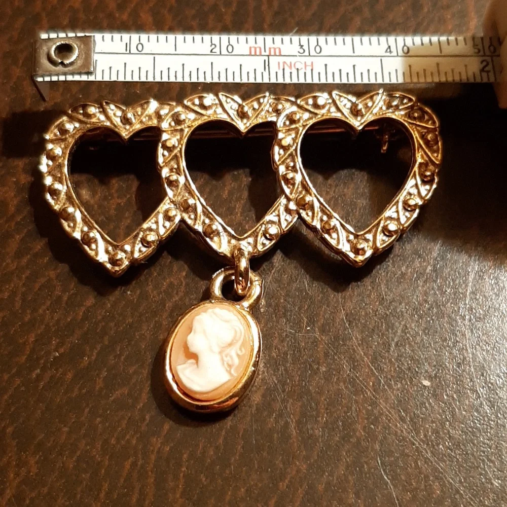Triple Heart Gold Tone Brooch with Cameo - Picture 4 of 6